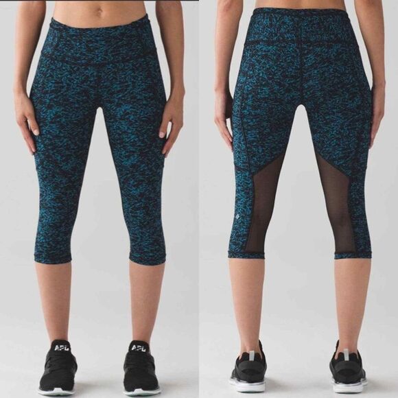 LULULEMON Outrun 17" Crop Blue Black Iced Wave Capri Workout Leggings Size 2 - Picture 1 of 9